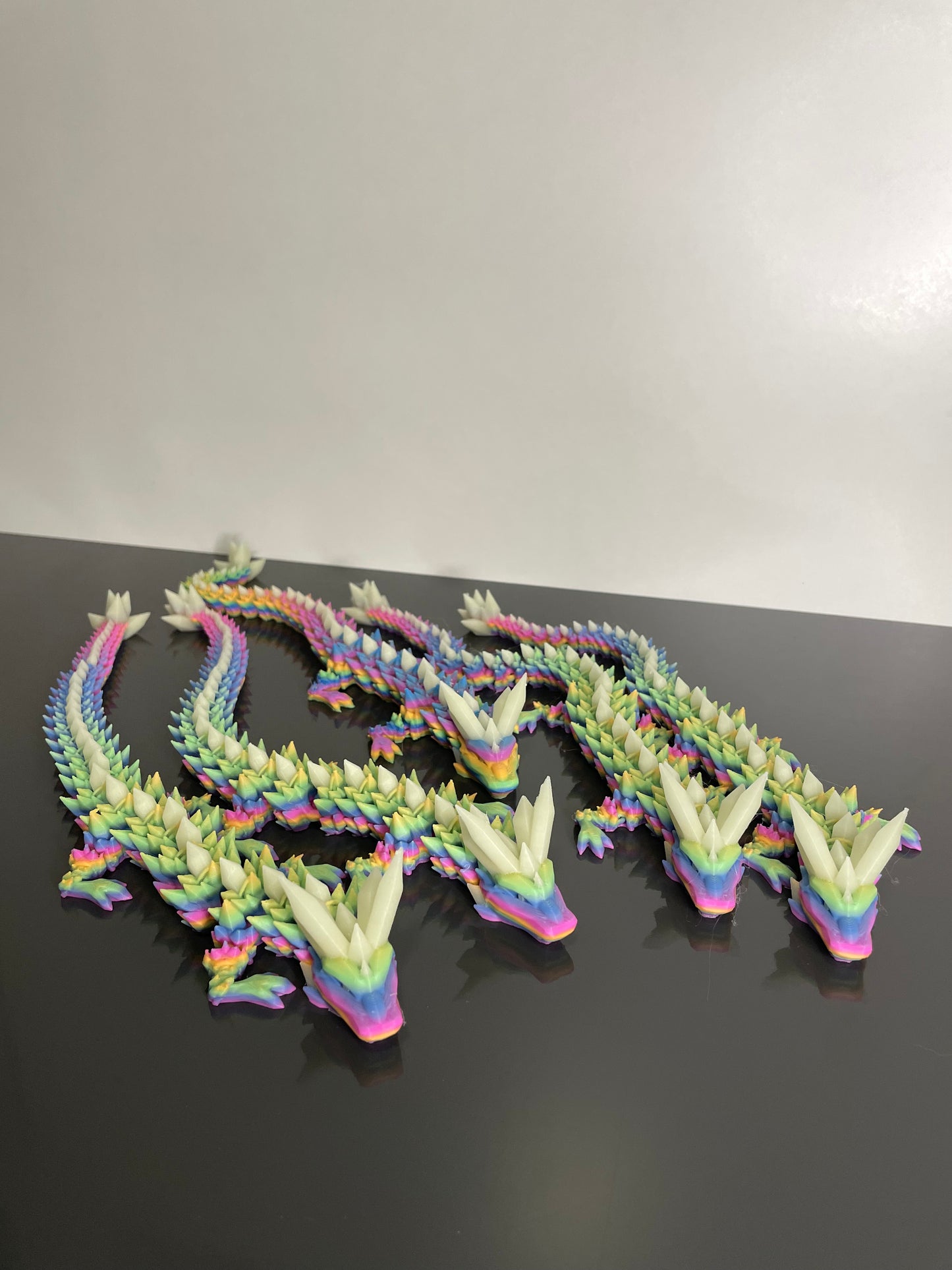 Crystal Dragon Wobblies – 32 cm beweglicher 3D-Druck Drache | Glow in the Dark Grün- Rainbow PLA – Deko & Fidget