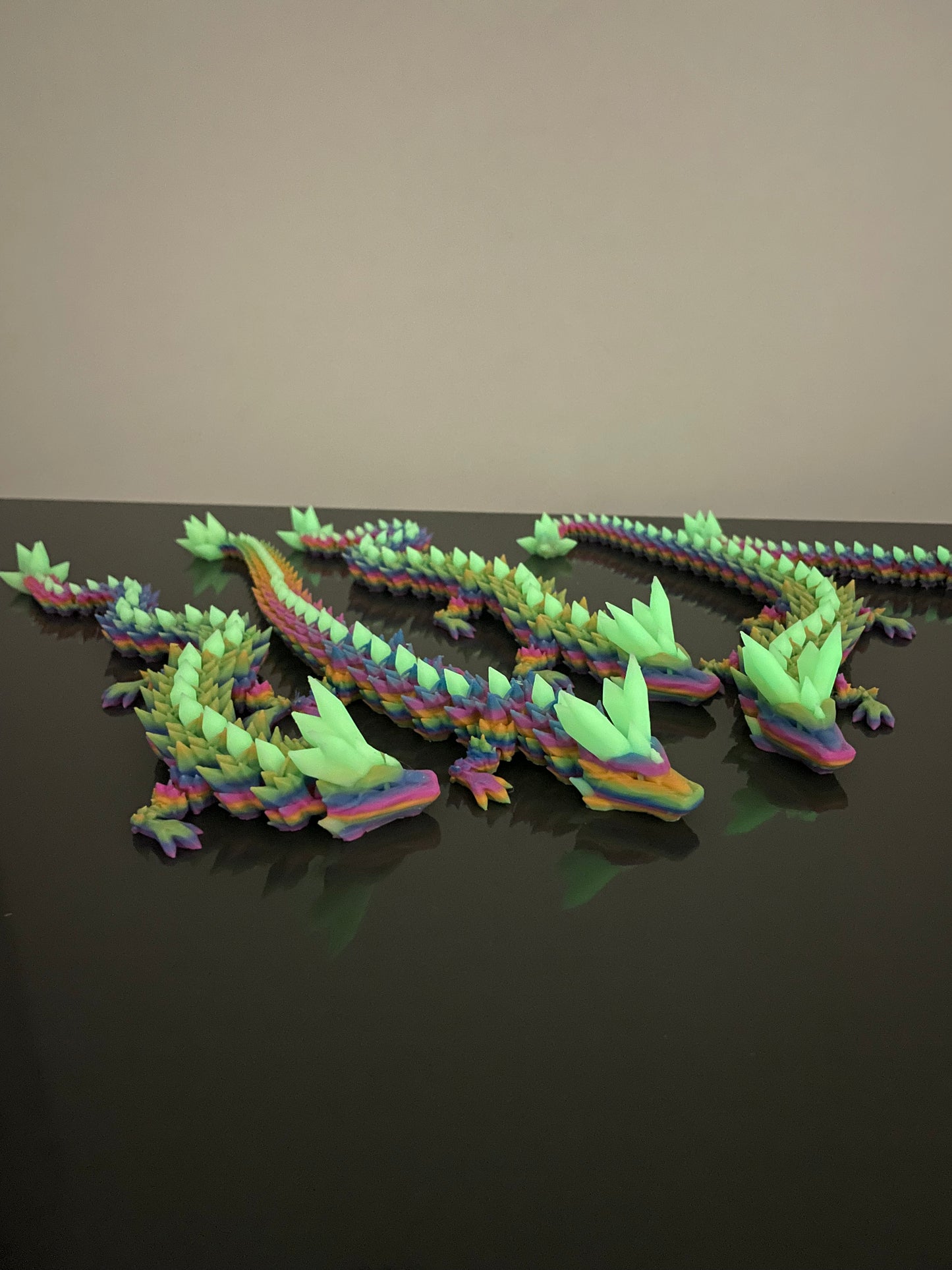 Crystal Dragon Wobblies – 32 cm beweglicher 3D-Druck Drache | Glow in the Dark Grün-  Rainbow PLA – Deko & Fidget